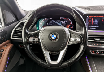 Подержанный автомобиль BMW X5 2018 года (23 фото)