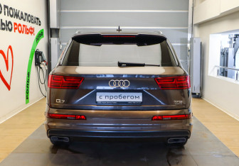 Подержанный автомобиль Audi Q7 2015 года (5 фото)
