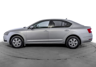 Подержанный автомобиль Skoda Octavia Liftback 2019 года (8 фото)