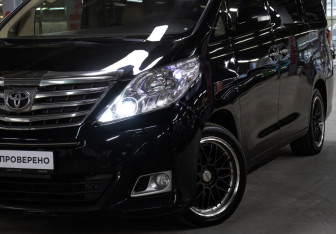Подержанный автомобиль Toyota Alphard 2012 года (20 фото)