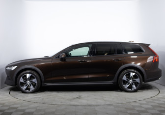 Подержанный автомобиль Volvo V60 Cross Country 2019 года (8 фото)