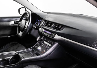 Подержанный автомобиль Lexus CT 2013 года (9 фото)