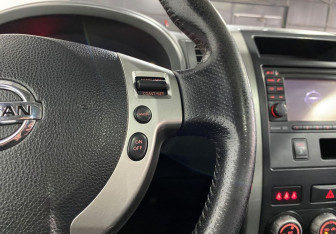 Подержанный автомобиль Nissan X-Trail 2013 года (16 фото)