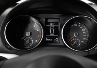 Подержанный автомобиль Volkswagen Golf Hatchback 2011 года (12 фото)