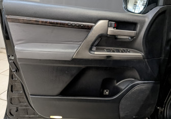 Подержанный автомобиль Toyota Land Cruiser Suv 2010 года (19 фото)