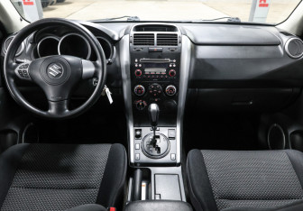 Подержанный автомобиль Suzuki Grand Vitara 2005 года (14 фото)