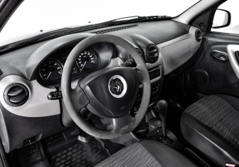 Подержанный автомобиль Renault Sandero 2010 года (11 фото)