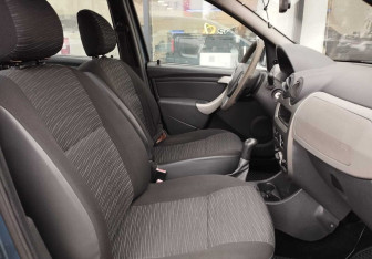 Подержанный автомобиль Renault Logan Sedan 2011 года (10 фото)