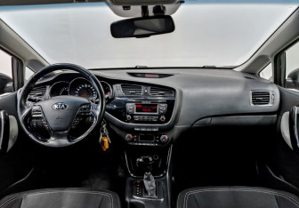 Подержанный автомобиль Kia Ceed Hatchback 2013 года (14 фото)