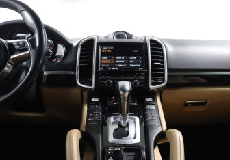 Подержанный автомобиль Porsche Cayenne 2014 года (15 фото)