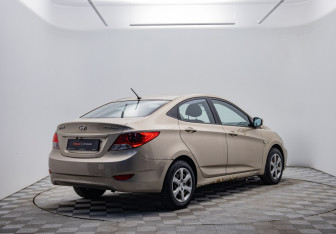 Подержанный автомобиль Hyundai Solaris Sedan 2011 года (5 фото)