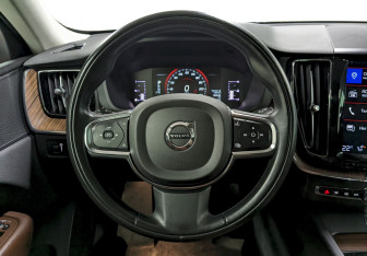 Подержанный автомобиль Volvo XC60 2019 года (26 фото)