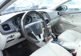 Подержанный автомобиль Volvo V40 Hatchback 2014 года (13 фото)