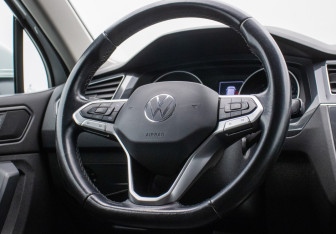 Подержанный автомобиль Volkswagen Tiguan 2021 года (15 фото)