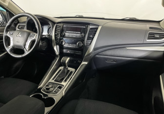Подержанный автомобиль Mitsubishi Pajero Sport 2019 года (9 фото)