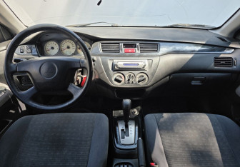 Подержанный автомобиль Mitsubishi Lancer Wagon 2005 года (11 фото)