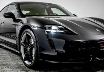 Подержанный автомобиль Porsche Taycan 2020 года (25 фото)