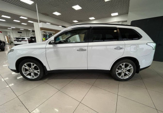 Подержанный автомобиль Mitsubishi Outlander 2013 года (7 фото)