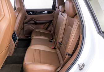 Подержанный автомобиль Porsche Cayenne 2021 года (12 фото)