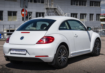 Подержанный автомобиль Volkswagen Beetle Hatchback 2014 года (4 фото)