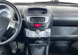 Подержанный автомобиль Peugeot 107 2014 года (12 фото)