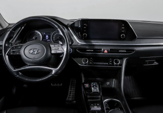 Подержанный автомобиль Hyundai Sonata 2020 года (12 фото)