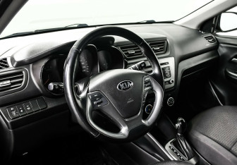 Подержанный автомобиль Kia Rio Hatchback 2016 года (8 фото)