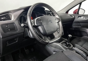 Подержанный автомобиль Citroen C4 Hatchback 2013 года (13 фото)