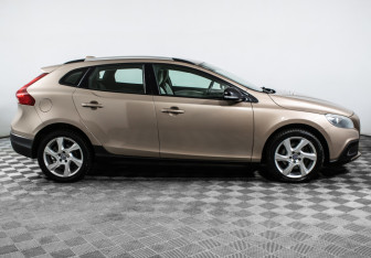 Подержанный автомобиль Volvo V40 Hatchback 2013 года (4 фото)