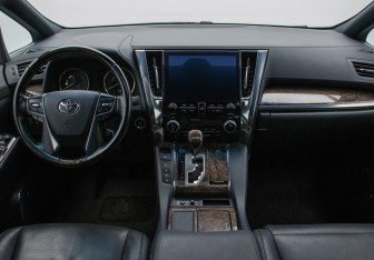 Подержанный автомобиль Toyota Alphard 2021 года (13 фото)