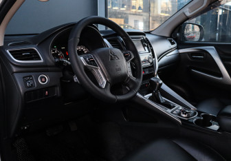 Подержанный автомобиль Mitsubishi Pajero Sport 2018 года (14 фото)