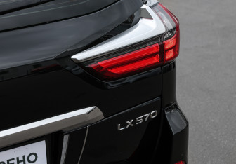 Подержанный автомобиль Lexus LX 2017 года (28 фото)