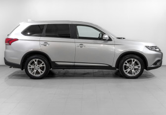 Подержанный автомобиль Mitsubishi Outlander 2020 года (4 фото)