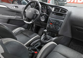 Подержанный автомобиль Citroen C4 Hatchback 2012 года (11 фото)