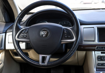 Подержанный автомобиль Jaguar XF Sedan 2014 года (18 фото)