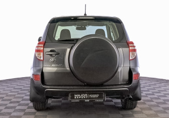 Подержанный автомобиль Toyota RAV4 2012 года (6 фото)