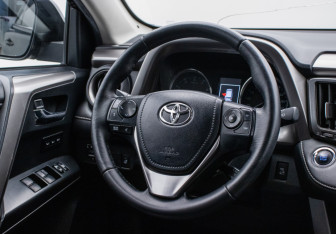 Подержанный автомобиль Toyota RAV4 2016 года (15 фото)