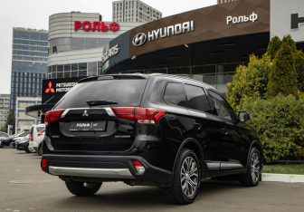 Подержанный автомобиль Mitsubishi Outlander 2016 года (4 фото)