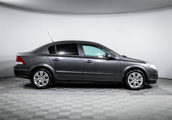 Подержанный автомобиль Opel Astra Sedan 2009 года (4 фото)
