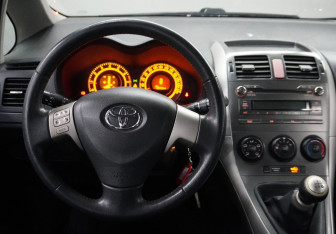 Подержанный автомобиль Toyota Auris Hatchback 2008 года (10 фото)