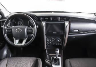 Подержанный автомобиль Toyota Fortuner 2020 года (10 фото)