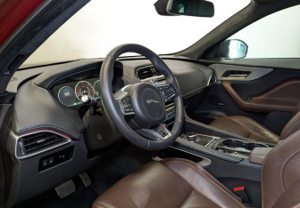 Подержанный автомобиль Jaguar F-Pace 2016 года (15 фото)