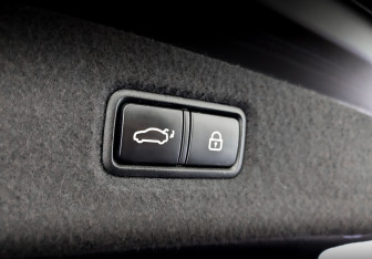 Подержанный автомобиль Genesis G90 2022 года (29 фото)