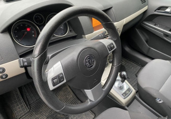 Подержанный автомобиль Opel Astra Sedan 2008 года (14 фото)