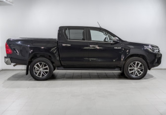 Подержанный автомобиль Toyota Hilux 2017 года (4 фото)