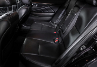 Подержанный автомобиль Infiniti Q50 2017 года (10 фото)