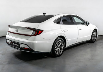 Подержанный автомобиль Hyundai Sonata 2021 года (5 фото)