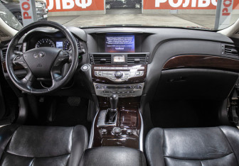 Подержанный автомобиль Infiniti Q70 2014 года (14 фото)
