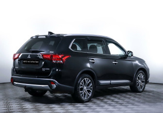 Подержанный автомобиль Mitsubishi Outlander 2018 года (5 фото)