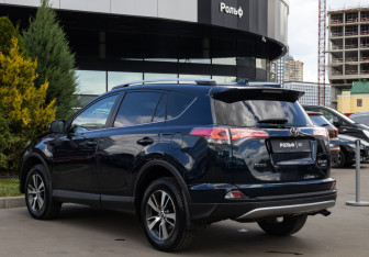 Подержанный автомобиль Toyota RAV4 2019 года (5 фото)